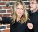 Jennifer Aniston devant le Ed Sullivan Theatre à New York pour participer à l'émission  Late show with David Letterman , le 15 mars 2010 