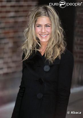 Jennifer Aniston devant le Ed Sullivan Theatre à New York pour participer à l'émission  Late show with David Letterman , le 15 mars 2010