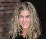 Jennifer Aniston devant le Ed Sullivan Theatre à New York pour participer à l\'émission <i>Late show with David Letterman</i>, le 15 mars 2010
