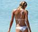 La magnifique Michelle Hunziker adore faire bronzer son sublime corps sous un soleil bûlant...