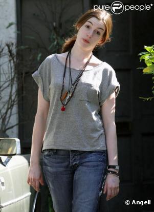 Anne Hathaway se promène à Toluca Lake le 16 mars 2010