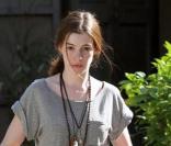 Anne Hathaway se promène à Toluca Lake le 16 mars 2010