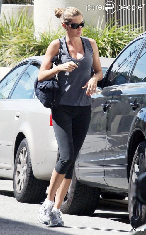 Gisele Bündchen se rendant à son cours de gym à Los Angeles, le 17 mars 2010