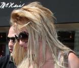 Britney Spears s'offre une petite séance de shopping en solo sur Sunset Plaza (West Hollywood), le jeudi 18 mars.