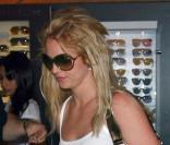 Britney Spears s'offre une petite séance de shopping en solo sur Sunset Plaza (West Hollywood), le jeudi 18 mars.