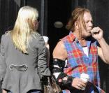 Mickey Rourke, le bras dans le plâtre, se promène avec sa petite amie Elena Kuletskaya dans le quartier du Meat Pack à New York le 18 mars 2010