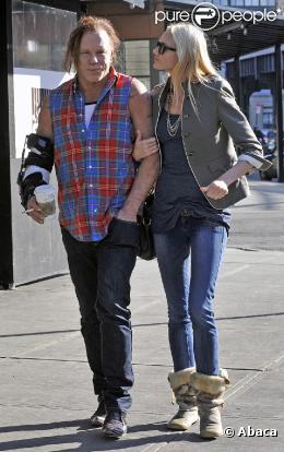 Mickey Rourke, le bras dans le plâtre, se promène avec sa petite amie Elena Kuletskaya dans le quartier du Meat Pack à New York le 18 mars 2010
