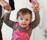 Jennifer Garner apprend à sa fille Seraphina à marcher tout en allant chercher Violet à l\'école le 11 mars 2010