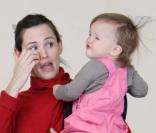 Jennifer Garner apprend à sa fille Seraphina à marcher tout en allant chercher Violet à l'école le 11 mars 2010