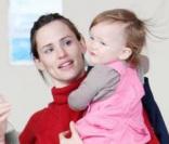 Jennifer Garner apprend à sa fille Seraphina à marcher tout en allant chercher Violet à l'école le 11 mars 2010