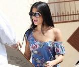 Nicole Scherzinger se rend au studio de Dancing with The Stars à Los Angeles le 19 mars 2010, avant d'être surprise par un fan qui lui offre une photo d'elle qu'il lui dédicace  