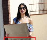 Nicole Scherzinger se rend au studio de Dancing with The Stars à Los Angeles le 19 mars 2010, avant d'être surprise par un fan qui lui offre une photo d'elle qu'il lui dédicace  