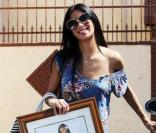 Nicole Scherzinger se rend au studio de Dancing with The Stars à Los Angeles le 19 mars 2010, avant d'être surprise par un fan qui lui offre une photo d'elle qu'il lui dédicace  
