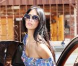 Nicole Scherzinger se rend au studio de Dancing with The Stars à Los Angeles le 19 mars 2010, avant d'être surprise par un fan qui lui offre une photo d'elle qu'il lui dédicace  