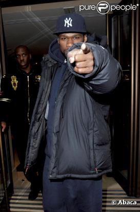 50 Cent se montre particulièrement menaçant avec un paparazzo à la sortie de son hôtel londonien, samedi 20 mars.