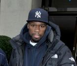 50 Cent se montre particulièrement menaçant avec un paparazzo à la sortie de son hôtel londonien, samedi 20 mars.