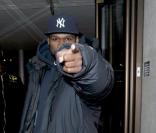 50 Cent se montre particulièrement menaçant avec un paparazzo à la sortie de son hôtel londonien, samedi 20 mars.