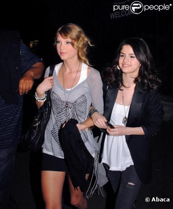 Selena Gomez et Taylor Swift arrivent dans un bowling, à Los Angeles...  Cette dernière y croisera Cory Monteith de qui elle ne cessera de se  rapprocher au fil de la soirée.