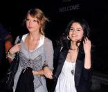 Selena Gomez et Taylor Swift arrivent dans un bowling, à Los Angeles...  Cette dernière y croisera Cory Monteith de qui elle ne cessera de se  rapprocher au fil de la soirée.