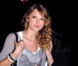 Selena Gomez et Taylor Swift arrivent dans un bowling, à Los Angeles...  Cette dernière y croisera Cory Monteith de qui elle ne cessera de se  rapprocher au fil de la soirée.