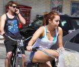 Miley Cyrus et son boyfriend Liam Hemsworth partagent une petite balade à vélo dans les rues de Beverly Hills, jeudi 25 mars.