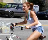 Miley Cyrus et son boyfriend Liam Hemsworth partagent une petite balade à vélo dans les rues de Beverly Hills, jeudi 25 mars.
