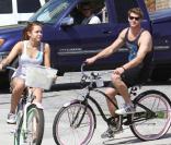 Miley Cyrus et son boyfriend Liam Hemsworth partagent une petite balade à vélo dans les rues de Beverly Hills, jeudi 25 mars.