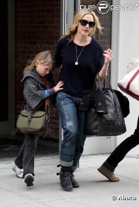 Kate Winslet et sa fille Mia Honey, 9 ans, quittent leur apportement new-yorkais, le 27 mars 2010