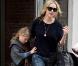 Kate Winslet et sa fille Mia Honey, 9 ans, quittent leur apportement new-yorkais, le 27 mars 2010