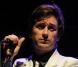 Thomas Dutronc a signé la musique du générique de fin du prochain film de Dominique Farrugia, L'Amour c'est mieux à deux, dans les salles le 5 mai.