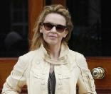 Kylie Minogue quitte son appartement pour se rendre au studio, à Londes, le 31 mars 2010 !