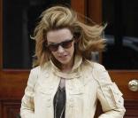 Kylie Minogue quitte son appartement pour se rendre au studio, à Londes, le 31 mars 2010 !