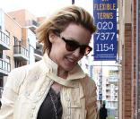 Kylie Minogue quitte son appartement pour se rendre au studio, à Londes, le 31 mars 2010 !