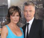 Lisa Rinna et Harry Hamlin, à l\'occasion de l\'avant-première américaine du <i>Choc des Titans</i>, qui s\'est tenue au Graumann\'s Chinese Theatre d\'Hollywood, à Los Angeles, le 31 mars 2010.