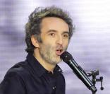 Vincent Delerm lors de l'enregistrement de l'émission Vivement Dimanche diffusée le 4 avril 2010 sur France 2