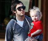 Pete Wentz avec son fils Bronx, à Los Angeles. Le 1er avril