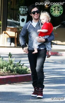 Pete Wentz avec son fils Bronx, à Los Angeles. Le 1er avril