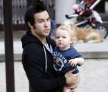 Pete Wentz s'occupe de son fils Bronx à Beverly Hills le 15 avril