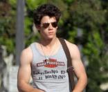 Nick Jonas s'offre une petite virée en bateau avec quelques amis, dimanche 28 mars.
