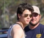 Nick Jonas s'offre une petite virée en bateau avec quelques amis, dimanche 28 mars.