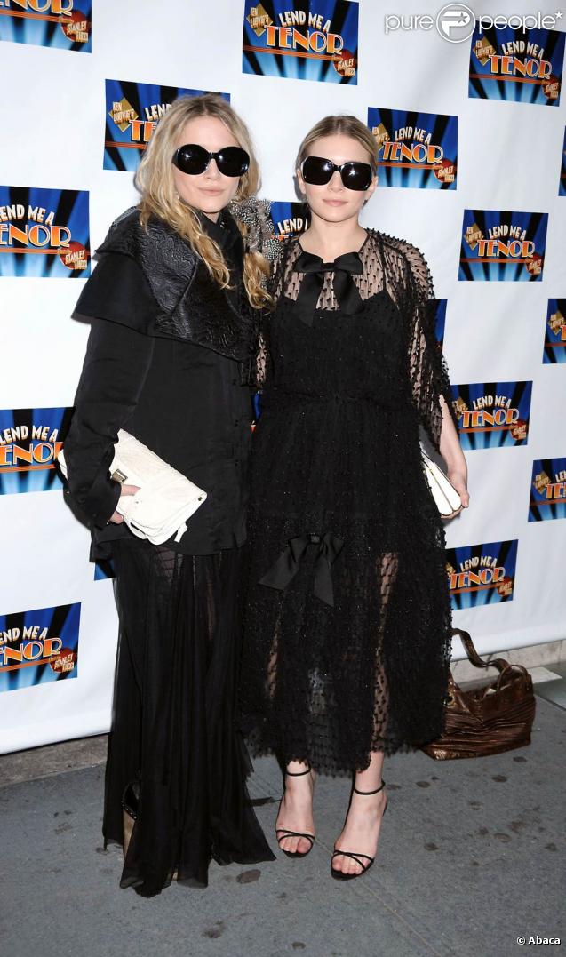 Mary-Kate et Ashley Olsen lors de la soirée de lancement de Lend Me A Tenor à Broadway au Music Bow Theatre à New York le 4 avril 2010