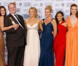 Eva Longoria avec Nicollette Sheridan et le casting de Desperate Houswives entourent le producteur Marc Cherry lors des 63èmes Golden Globes en janvier 2006 