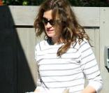 Julia Roberts à la sortie de son domicile à Malibu. Le 7 avril 2010