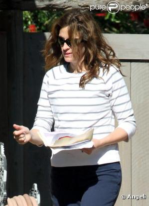 Julia Roberts à la sortie de son domicile à Malibu. Le 7 avril 2010