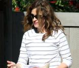 Julia Roberts à la sortie de son domicile à Malibu. Le 7 avril 2010