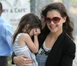 Katie Holmes et sa fille Suri à New York, le 8 avril 2010