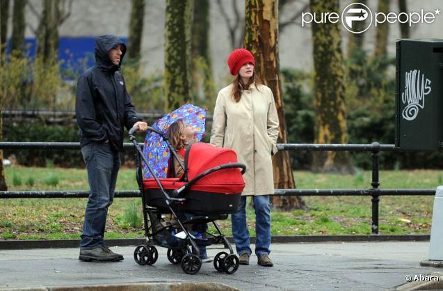 Emily Mortimer, son mari Alessandro Nivola et leurs deux enfants - Samuel John et May Rose (dans la poussette) -, sur la route de l'école, à New York, en mars 2010.