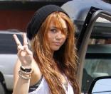 Miley Cyrus, actuellement en pleine restauration de son image, a été aperçue avec des poupées sur le tableau de bord de sa voiture... Encore une enfant dans l'âme ?