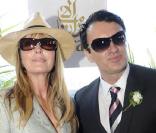 Bo Derek et Julian McMahon attendent la course hippique de David Jones à l'hippodrome de Randwick à Sydney le 11 avril 2010