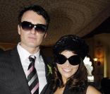 Julian McMahon et sa compagne Kelly Paniagua attendent la course hippique de David Jones à l'hippodrome de Randwick à Sydney le 11 avril 2010